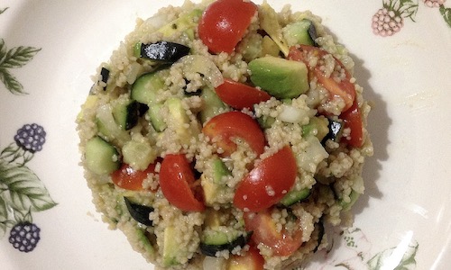 La fotografía muestra un tabbule de cuscús con aguacate y tomate.