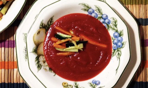 La fotografía muestra una crema Borsch, siendo la remolacha el ingrediente principal.