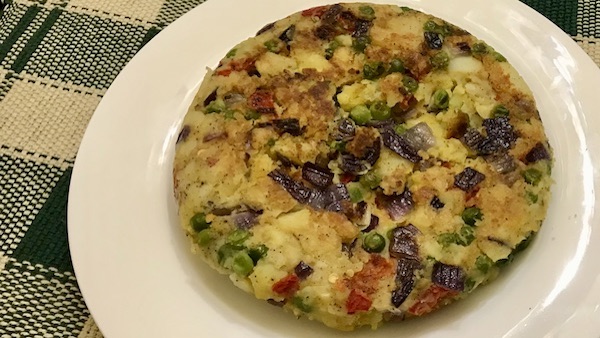 La foto muestra una tortilla paisana, hecha con vegetales variados.