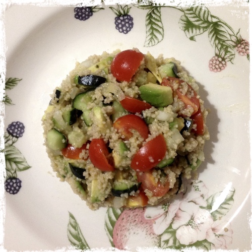 La foto muestra un tabbule confeccionado con cuscús, tomate y aguacate.