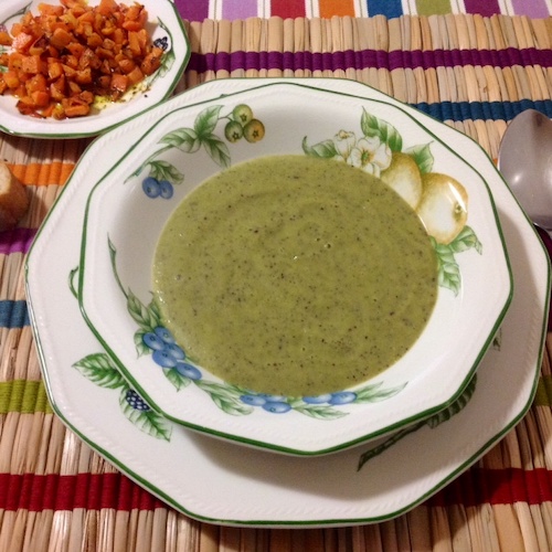 La foto muestra la crema de calabacín servida sin la zanahoria.