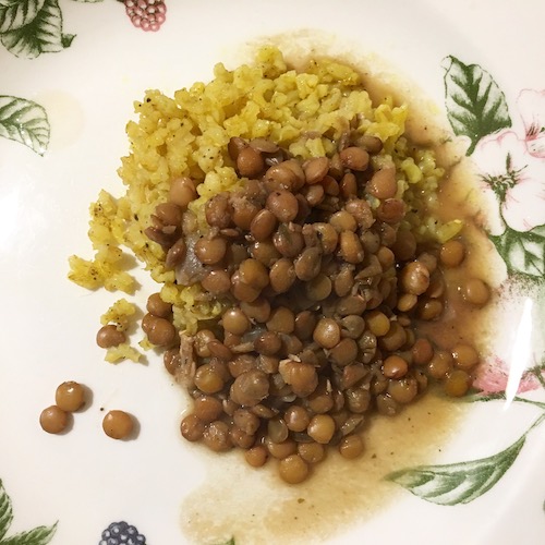 La foto muestra el kitchari servido en un plato, una receta de la cocina de la India que pertenece a la tradición Ayurveda.